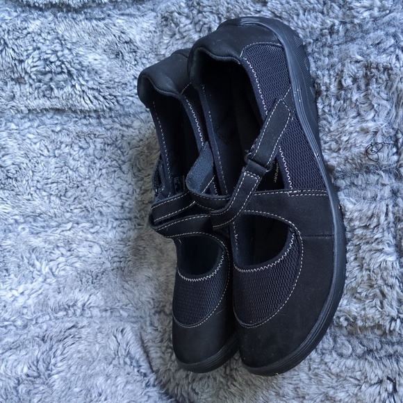 Clarks Black Flats with Rounded Toe and Comfortable Slip-On Design - Picture 3 of 7